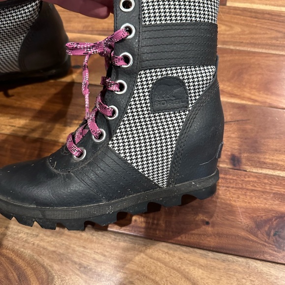 Sorel Joan of Artic girl size 2 black boots with pink laces lightly used. - Picture 2 of 6